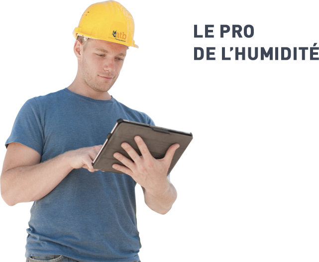 Un expert de l'humidité avec casque de chantier