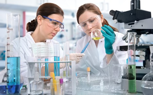 Deux femme dans un laboratoire