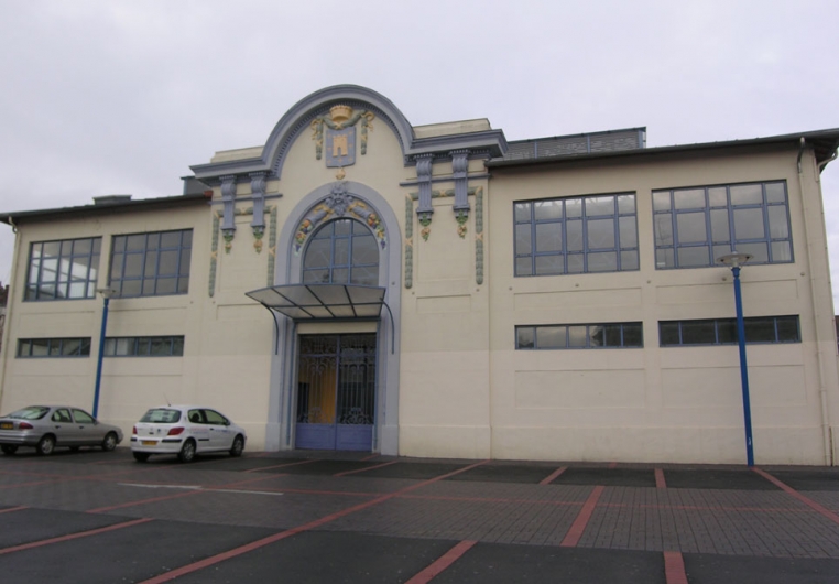 Ext&eacute;rieur d'un march&eacute; couvert &agrave; Chauny